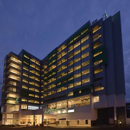 Whiz Prime Hotel Megamas Manado Buitenkant foto