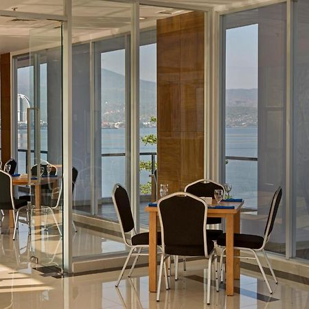 Whiz Prime Hotel Megamas Manado Buitenkant foto