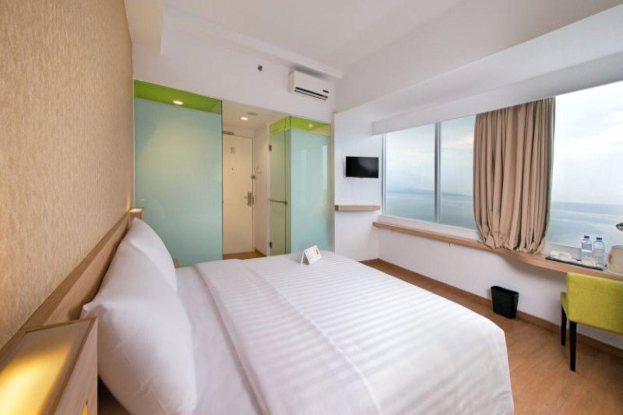Whiz Prime Hotel Megamas Manado Buitenkant foto