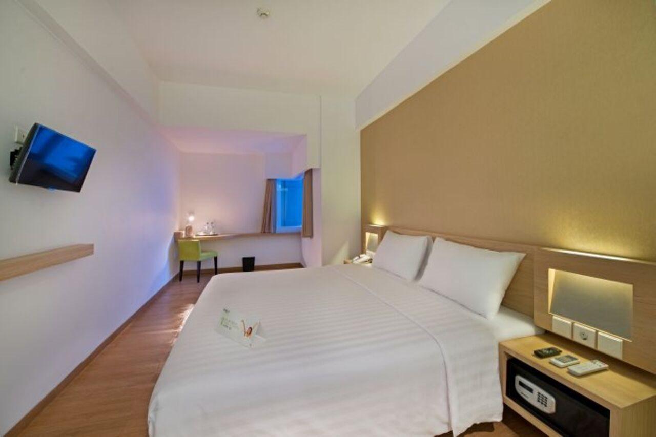 Whiz Prime Hotel Megamas Manado Buitenkant foto
