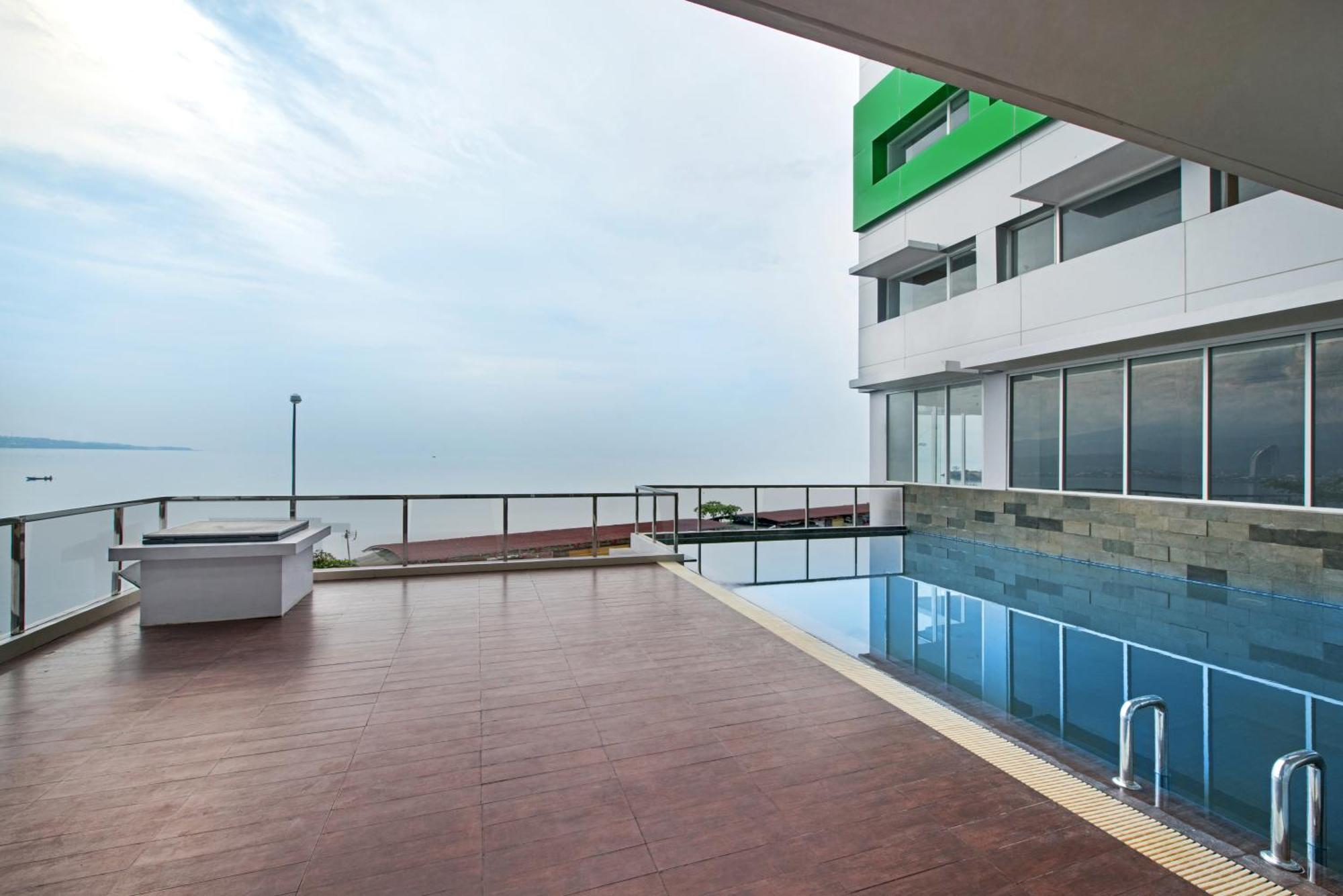 Whiz Prime Hotel Megamas Manado Buitenkant foto