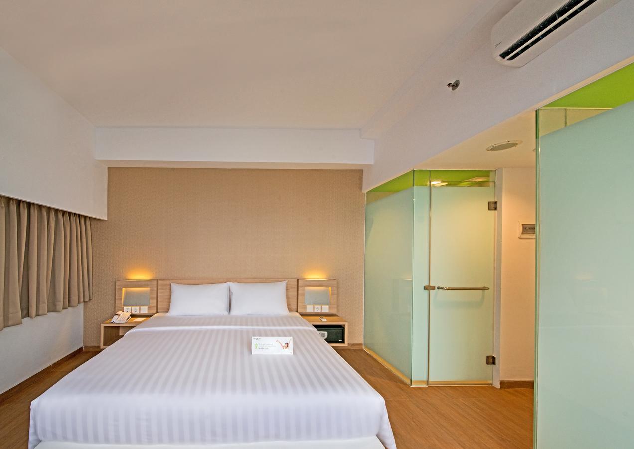 Whiz Prime Hotel Megamas Manado Buitenkant foto