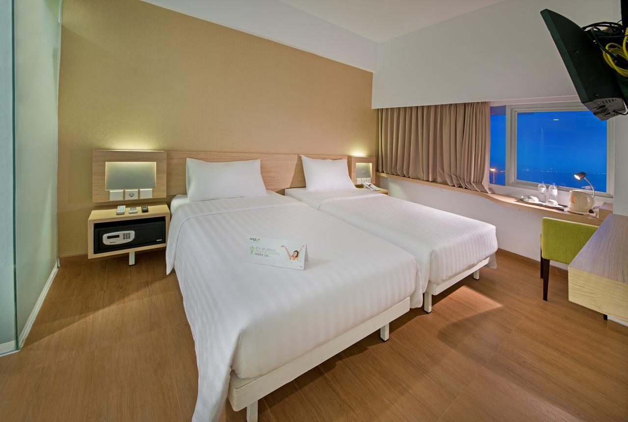Whiz Prime Hotel Megamas Manado Buitenkant foto