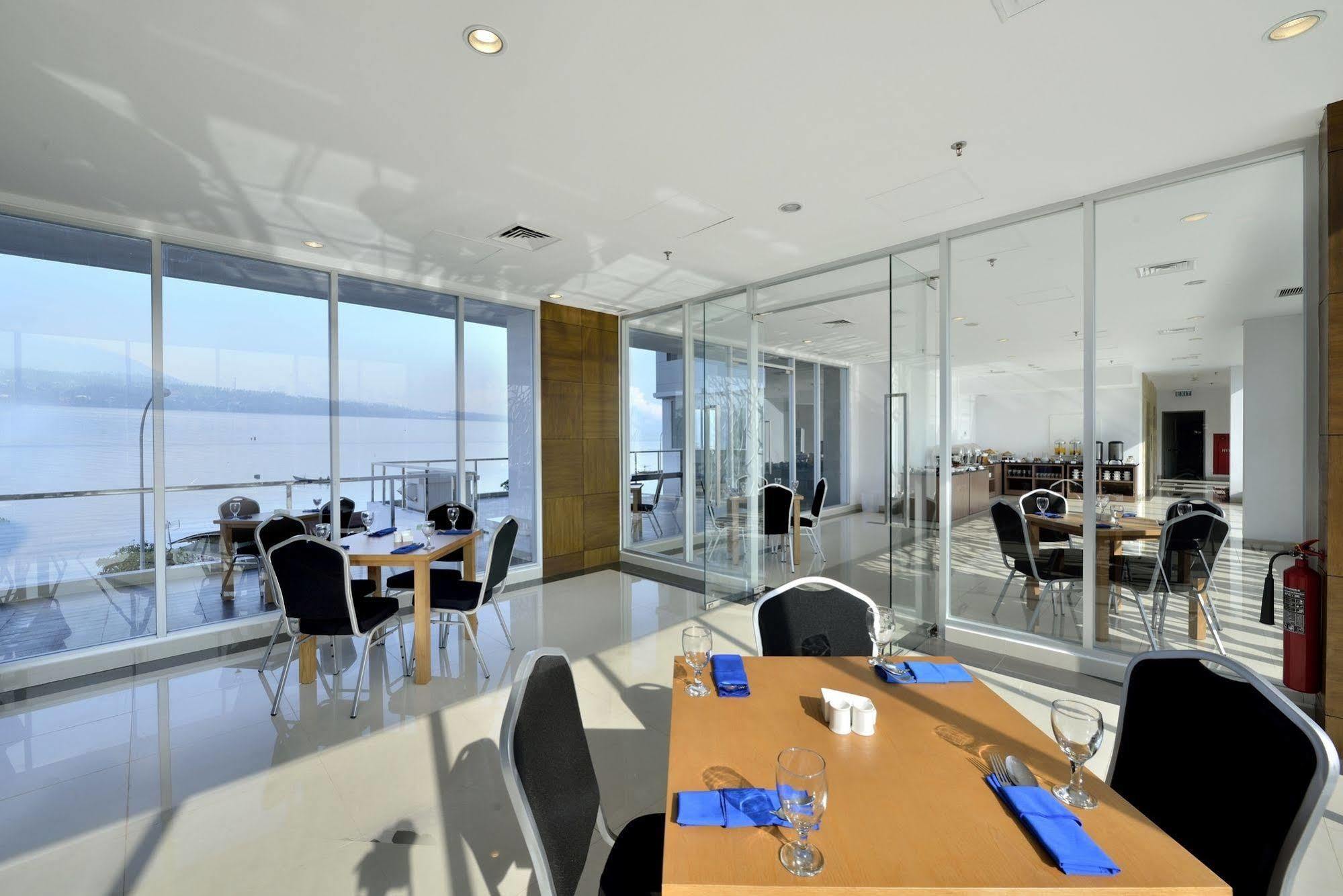 Whiz Prime Hotel Megamas Manado Buitenkant foto