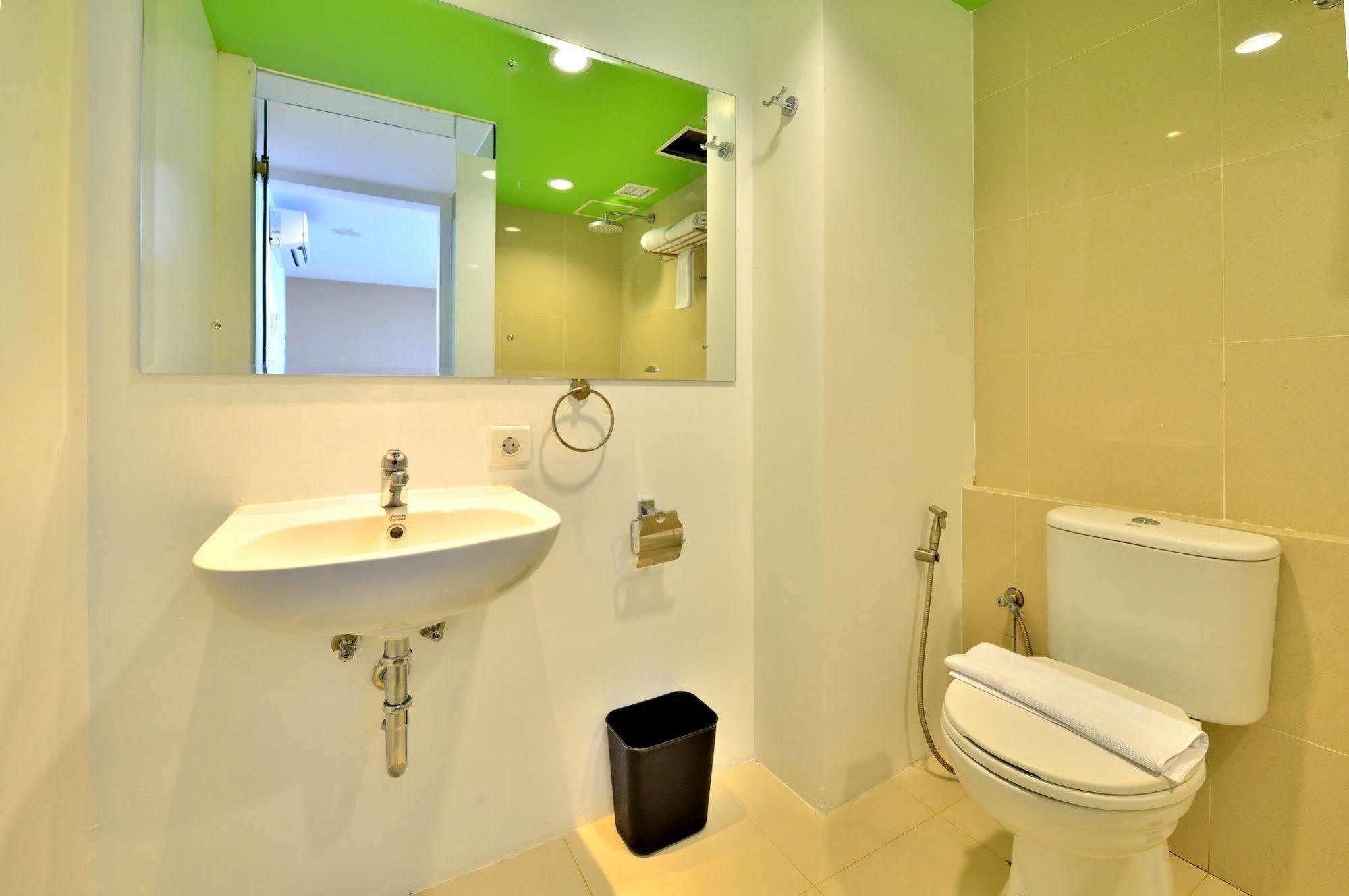 Whiz Prime Hotel Megamas Manado Buitenkant foto