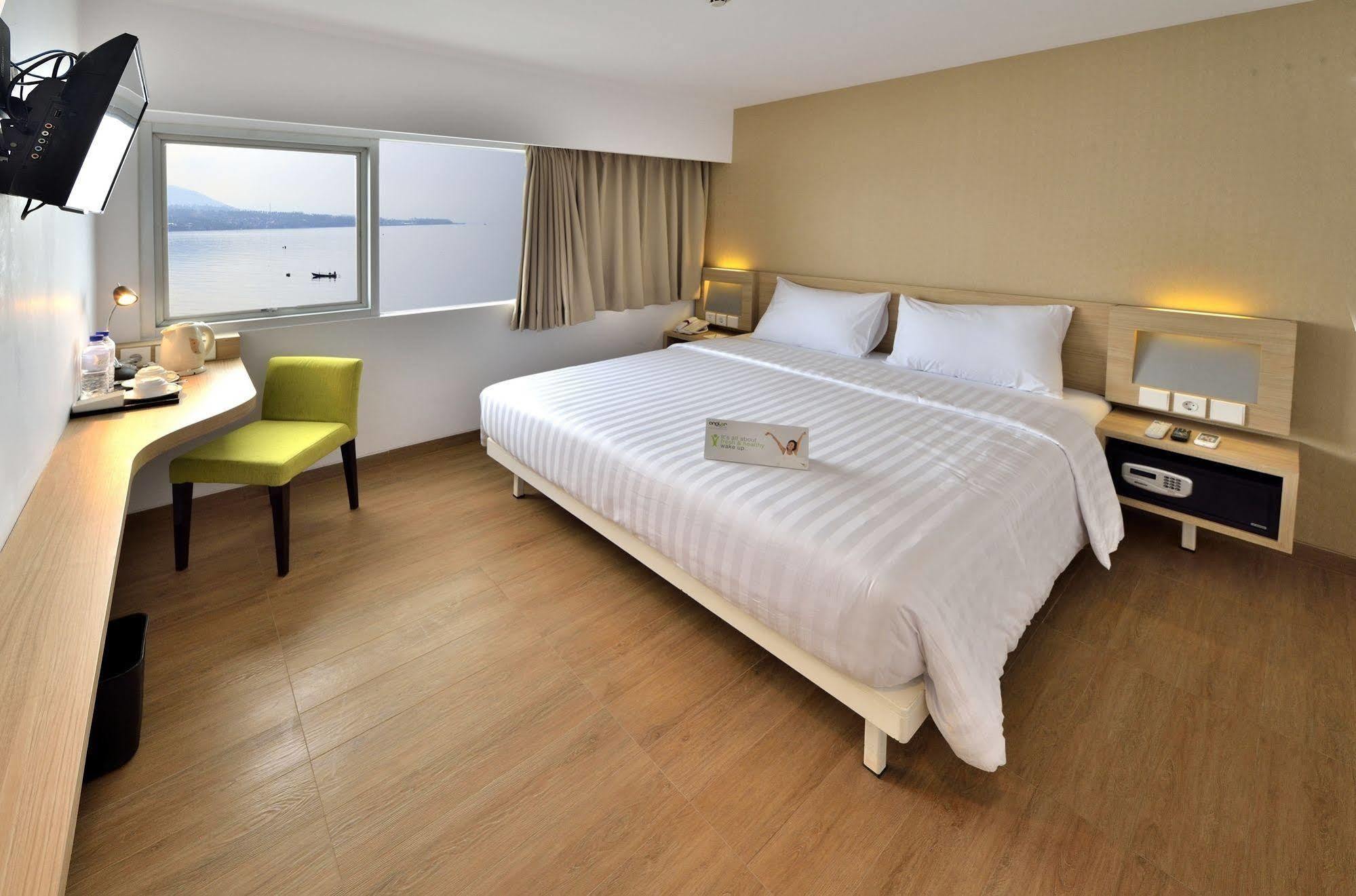 Whiz Prime Hotel Megamas Manado Buitenkant foto
