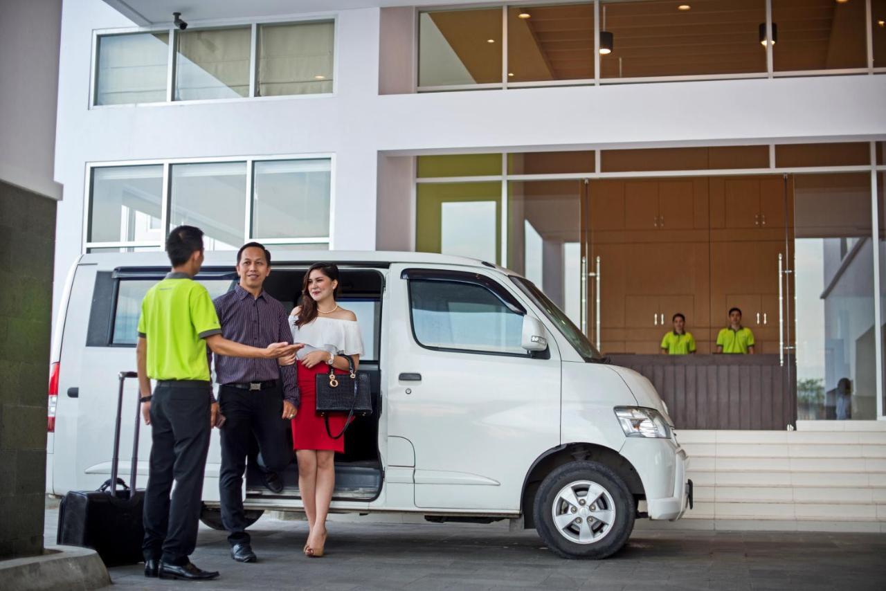 Whiz Prime Hotel Megamas Manado Buitenkant foto