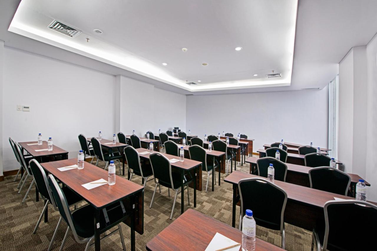 Whiz Prime Hotel Megamas Manado Buitenkant foto