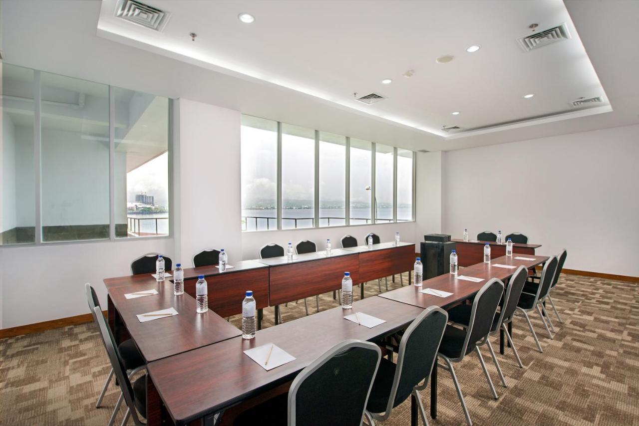 Whiz Prime Hotel Megamas Manado Buitenkant foto