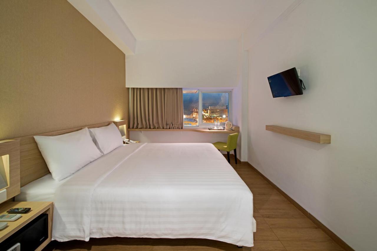 Whiz Prime Hotel Megamas Manado Buitenkant foto