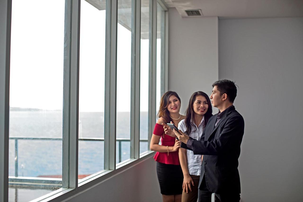 Whiz Prime Hotel Megamas Manado Buitenkant foto
