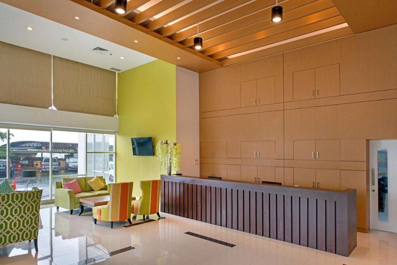 Whiz Prime Hotel Megamas Manado Buitenkant foto